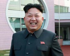 Ким Чен Ын сменил имидж и засиял голливудской улыбкой: неожиданное фото
