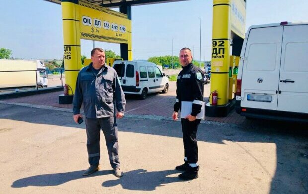 На Рівнещині інспектори Держекоінспекції вперше з початку дії воєнного стану проводять перевірку якості пального