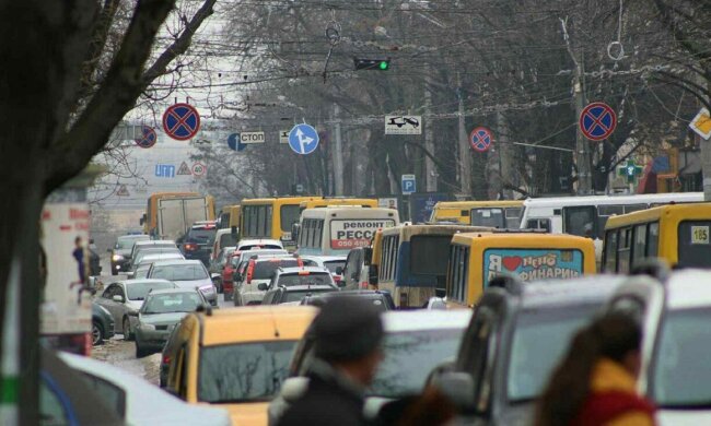 Транспортний колапс скував Одесу: люди не можуть виїхати, відео