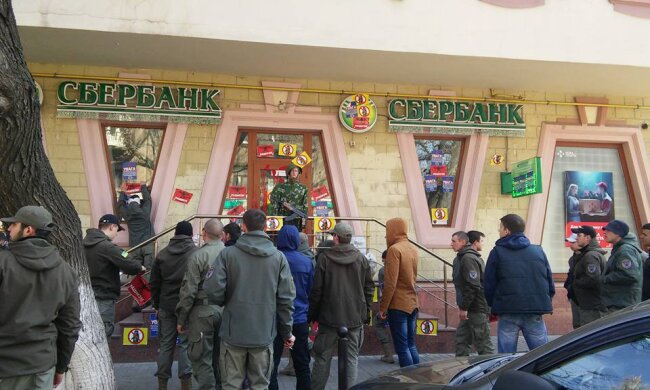 Масова блокада російських банків в Одесі: сталася бійка – фото, відео