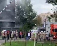Стовп диму і термінова евакуація: у Києві горить супермаркет, перші подробиці і кадри з місця