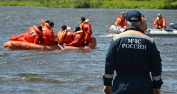 Катастрофа вертольота з туристами, перші подробиці і фото з місця трагедії в Росії: "Впав у озеро"