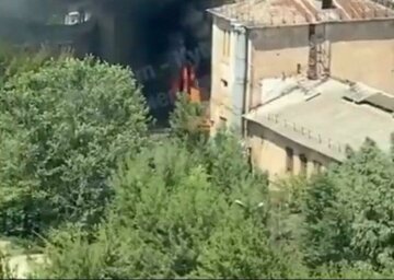 Масштабный пожар разгорелся в исторической части Киева, видео: брошены силы спасателей