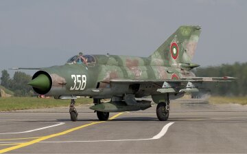 Bulgarian_Air_Force_Mikoyan-Gurevich_MiG-21bis_Lofting-2