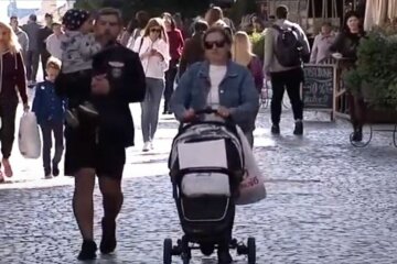 украинцы, лето, осень, весна, улица, зарплаты, прожиточный минимум, семья, ребенок, коляска