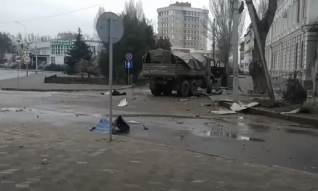 "Жень, не выживешь": после взрыва в Мелитополе "скорые" забирают раненых, оккупанты напуганы