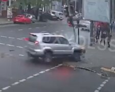 У центрі Одеси позашляховик відкинуло на тротуар, люди розлетілися по сторонах: момент ДТП потрапив на відео