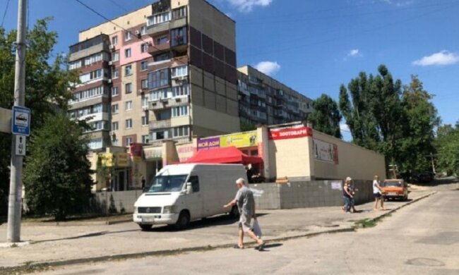 У Дніпрі мешканці багатоповерхівки можуть залишитися без даху над головою: стоки каналізації руйнують фундамент