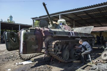 Боевики "ДНР" построили военную базу прямо возле школы, фото: жизнь сотен детей под угрозой