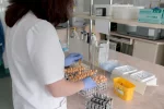 Гінеколог розповіла, що може викликати злоякісні новоутворення, і чи впливає генетика на розвиток раку