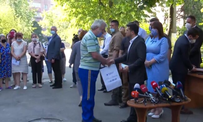 Пострадавших от взрыва на Позняках не пускают в новые квартиры от Зеленского: "не дают даже посмотреть"