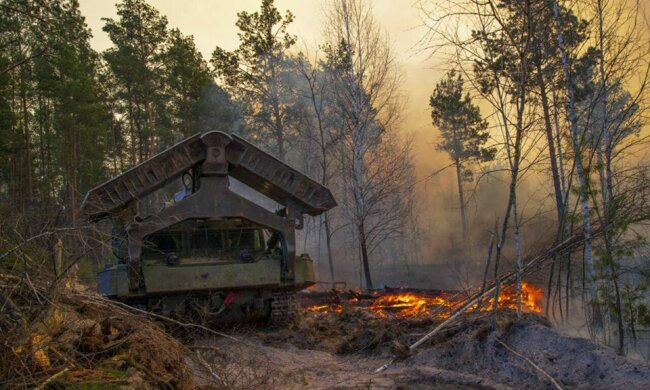 Пожежі підібралися до ЧАЕС і радіоактивних відходів, рятувальники в розпачі: що приховує влада, фото