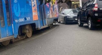 Рух біля ринку заблоковано: у Харкові герої-парковки влаштували колапс на дорозі