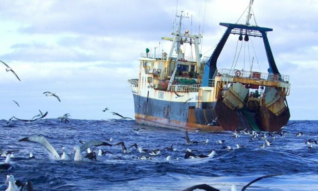 Корабль-Траулер-море