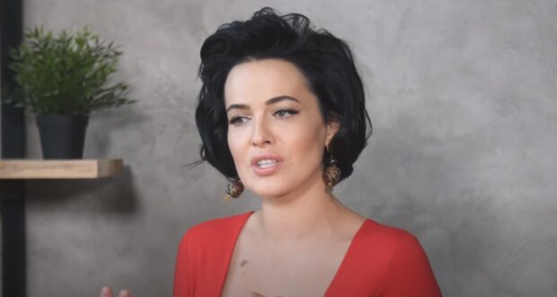 Астаф'єва продемонструвала українкам стильний домашній лук з чорним костюмом: