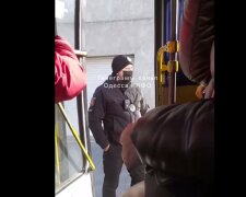 В Одессе копы ворвались в забитую маршрутку и получили кучу прокленов, видео: "За людей никто не думает"
