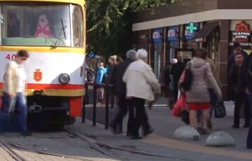 Одесситка пропустила остановку и закатила скандал в трамвае, видео: "Останется без зарплаты из-за тебя"