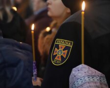 Сотні людей прощаються з рятувальником-героєм в Одесі: кадри з церемонії пробирають до сліз