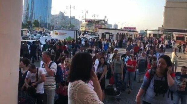 Банда злодійок розбушувалася в Києві, фото шахрайок: жителі масово скаржаться