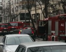 У житловому будинку в центрі Одеси спалахнув під'їзд, почалася евакуація людей: кадри НП