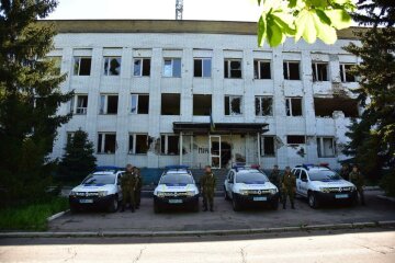 «Безхатнім» поліцейським в Мар’їнці подарували автомобілі (фото)