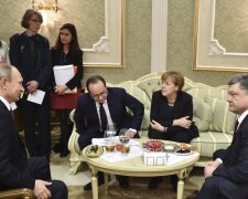 Vladimir Putin, Petro Poroshenko, Angela Merkel and Francois Hollande attend a meeting on resolving 
