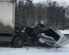 "Превысил скорость": в Харькове грузовик на ходу потерял водительскую кабину, фото