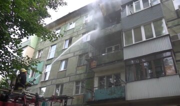 У Дніпрі пожежа охопила одразу два поверхи житлового будинку, кадри: господаря однієї з квартир врятувати не вдалося