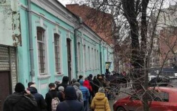 "Это началось после локдауна": в Харькове к военкоматам выстраиваются очереди, названа причина
