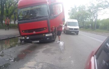 Вантажівка пішла під землю разом з асфальтом у Києві: фото НП