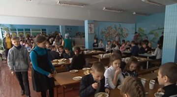 Щури оселилися в шкільній їдальні на Одещині, бігають по столах: діти зняли відео