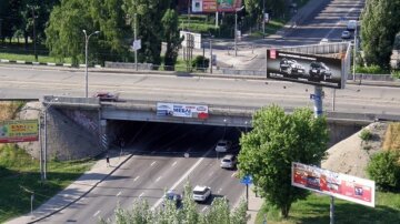 "Спасибо, что не изолента": киевлян напугал "уставший" мост после креативного ремонта, видео