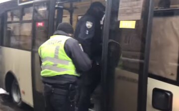 В Киеве маршрутчик "под кайфом" сел за руль и возил пассажиров, видео: "сбросил пакетик под ноги"