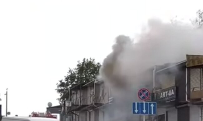 Пожежа спалахнула на ринку "7 кілометр" в Одесі, дим видно здалеку: відео НП