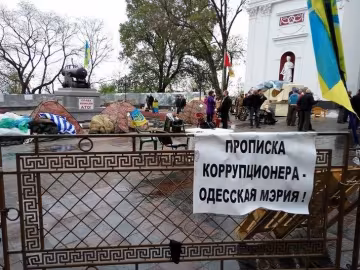 Захоплення одеської мерії: прибули три автобуси “штурмовиків”