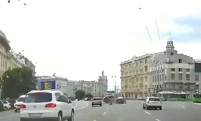 На площі Конституції в Харкові сталася потрійна ДТП: момент потрапив на відео