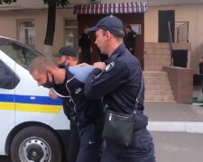 Розбірки на Одещині закінчилися нападом на поліцію, фото: "розбив кулаком..."