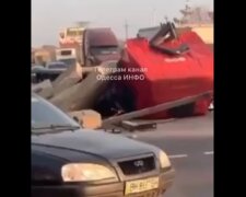 Жорстка ДТП під Одесою, від удару у вантажівки злетіла кабіна: відео аварії