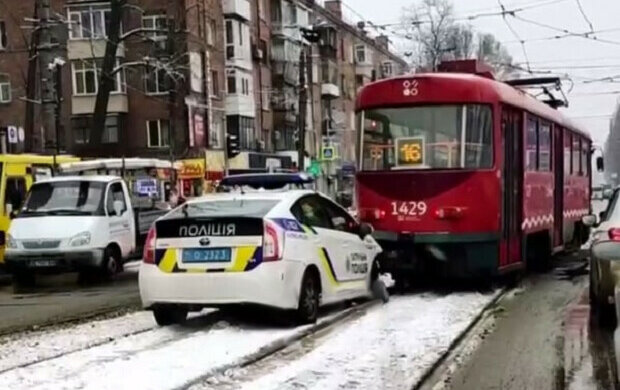 У Дніпрі поліцейські протаранили трамвай: відео з місця