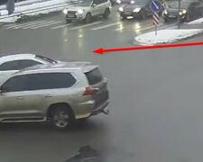 Проїхав "зайву" ділянку дороги: момент аварії на проспекті Науки потрапив на відео