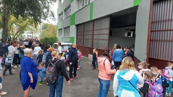 Киевских школьников срочно эвакуировали: съехалась полиция, детали