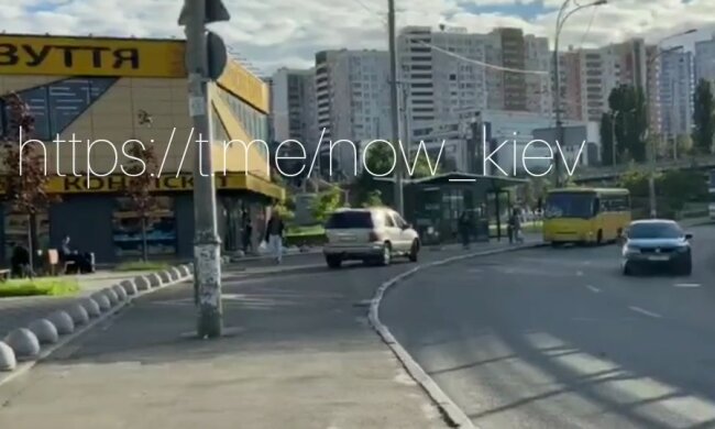 У Києві автохам розсікав по тротуару: "Замість вибачень – мати", кадри ганьби