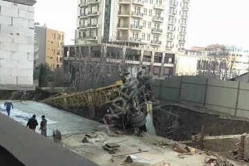 ЧП на стройке в Одессе, многотонная махина рухнула на перекрытие: кадры с места