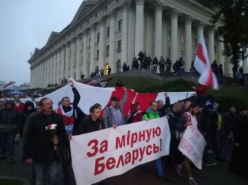 Разгневанные белорусы выступили против российских войск (фото, видео)
