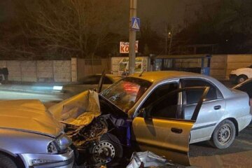 Моторошна ДТП в Дніпрі: відразу три машини перетворилися на купу металу, кадри з місця аварії