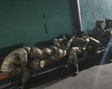 "Не знайшли місця для ночівлі": українських воїнів цинічно кинули на вокзалі
