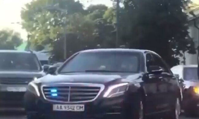 Кортеж Порошенка влаштував безлад на дорозі в Києві, відео: "Строк забезпечений"