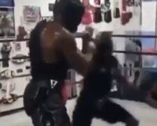 Дрібний боксер одним ударом "знищив" суперника-гіганта, відео: "Розмір має значення"