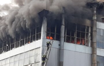 Масштабна пожежа охопила відому українську фабрику, місто заволокло їдким димом: кадри НП