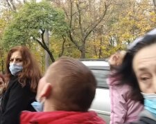 Низка моторошних подій на виборах у Харкові, фото: швидкі приїжджають на дільниці одна за одною